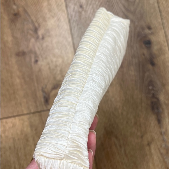 Le Regale White with Goldtone Hardware Vintage Evening Bag - Picture 3 of 9